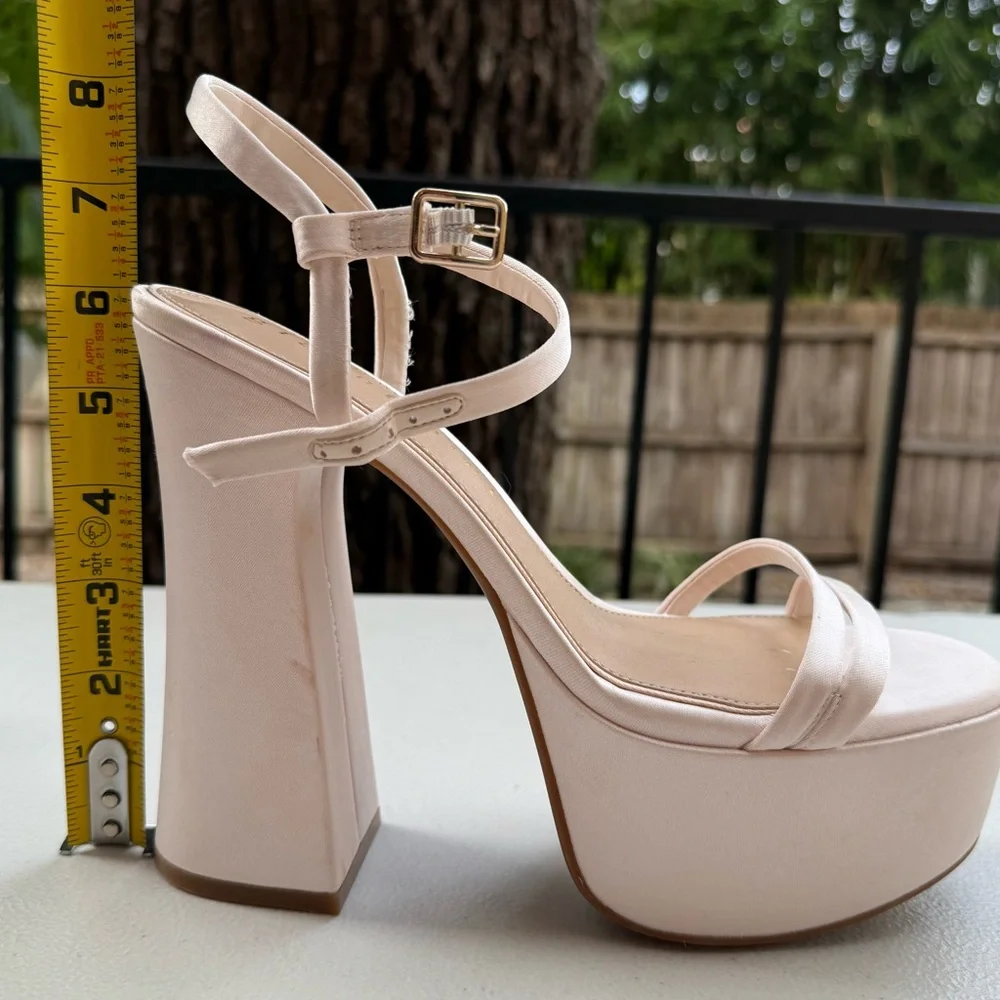 Gianni Bini NWT Platform Sandals Pink